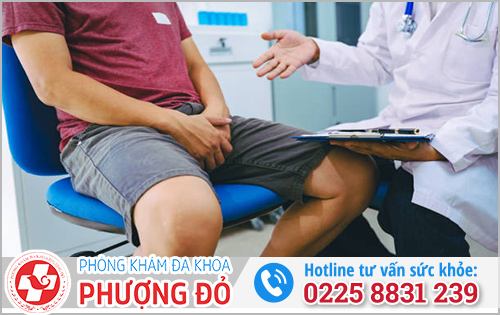 Bác sĩ đang chuẩn đoán và điều trị bệnh Lậu cho bệnh nhân