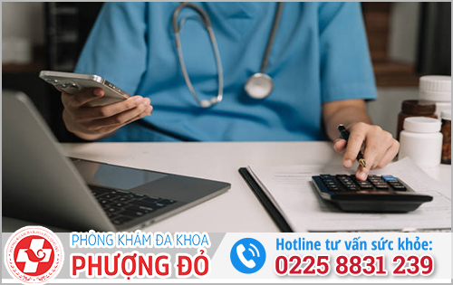 Bác sĩ đang tính toán chi phí điều trị bệnh lậu ở mỗi người