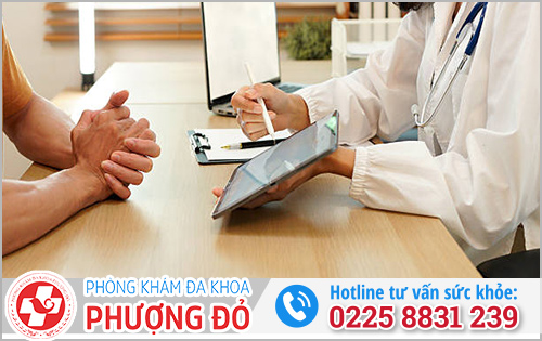 Bác sĩ đang tư vấn phác đồ điều trị bệnh Lậu