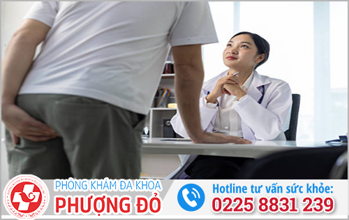 Bác sĩ hướng dẫn bệnh nhân cách khắc phục ngứa hậu môn vào buổi sáng